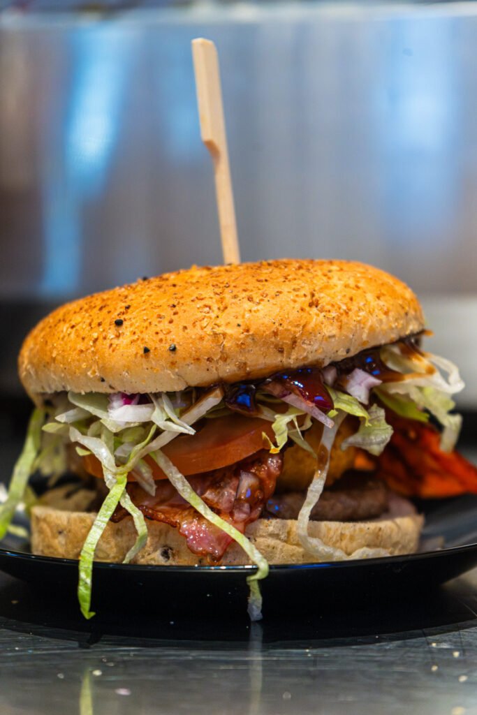 Burger fait maison de friterie de Corère